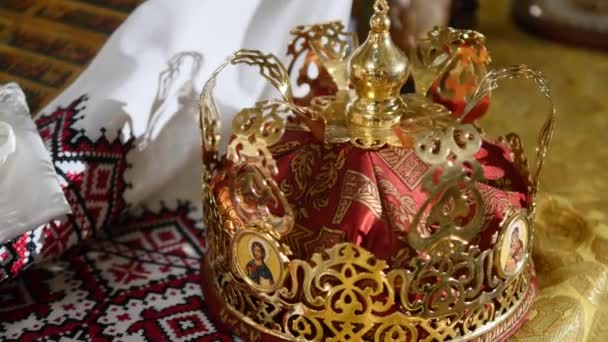 Atributos da igreja para cerimônia de casamento. Coroas de ouro estão no altar. Atributos do padre. Interior da igreja — Vídeo de Stock