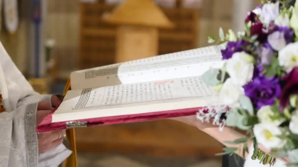 Священик читання Біблії в церкві — стокове відео