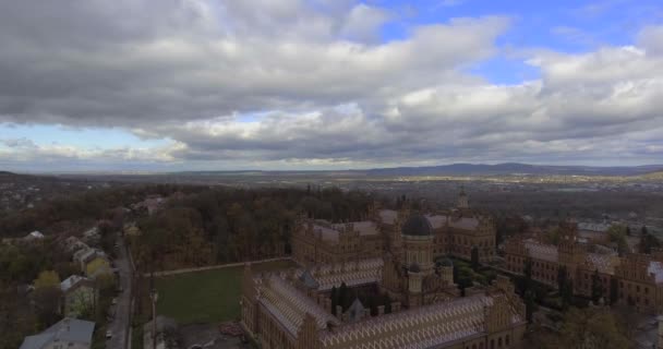 Jurij Fedkovych Chernivtsi nemzeti Egyetem. Chernovtsi, Európában. drone megtekintése — Stock videók