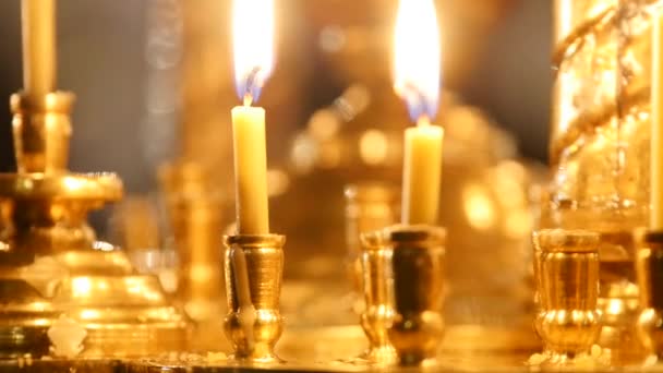 Ljus brinnande i ljusstake i kyrkan — Stockvideo