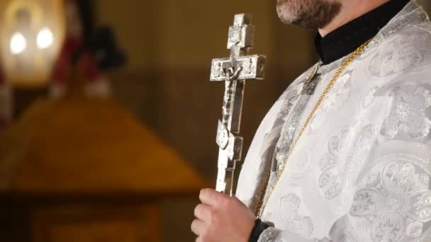 Ceremonie van het huwelijk in de christelijke kerk — Stockvideo