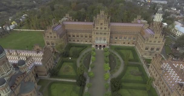 Jurij Fedkovych Chernivtsi nemzeti Egyetem. Chernovtsi, Európában. drone megtekintése — Stock videók