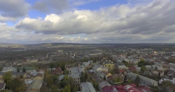 Flug aus der Luft über Häuser — Stockvideo