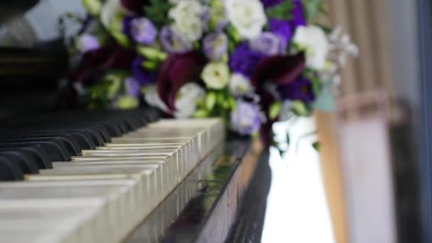 Bir piyano üzerinde renkli düğün buketi — Stok video