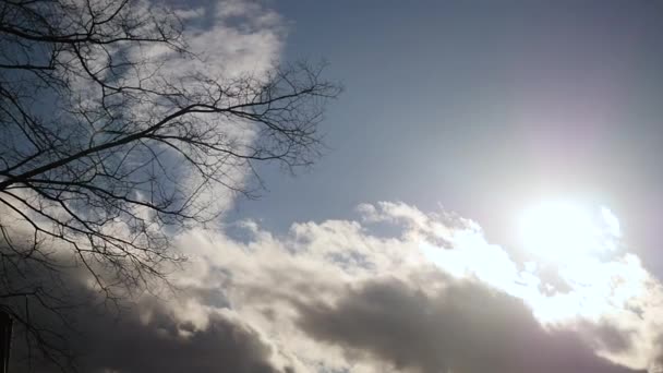 Hermoso paisaje nublado con grandes nubes y salida del sol rompiendo a través de la masa de nubes — Vídeos de Stock