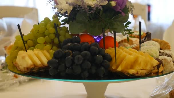 Primo piano di una frutta fresca su un buffet — Video Stock