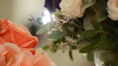 Masada harika bir düğün çiçeği var.