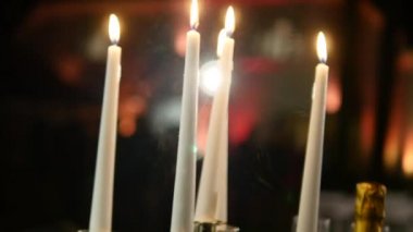 Huzur içinde yanan beyaz mumlar