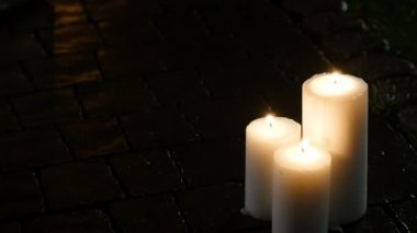 Rustik tarzı düğün süslemeleri. Şişe ve cam kutusu açık havada düğün töreni mumlar