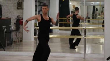 Profesyonel dansçı provası. Provalar için koridorda o. Dans çağdaş provası. çağdaş. sürekli geliştirildi ve kendi içinde çeşitli dans teknikleri birleştiren