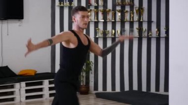 Profesyonel dansçı provası. Provalar için koridorda o. Dans çağdaş provası. çağdaş. sürekli geliştirildi ve kendi içinde çeşitli dans teknikleri birleştiren