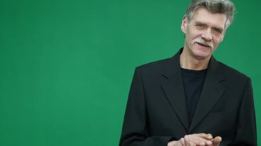 Yaşlı adam heyecanla alkış