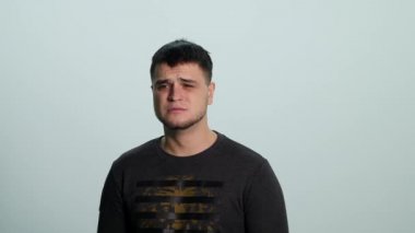 Beyaz arka plan üzerinde üzgün üzgün bir genç adam