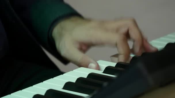 男がピアノの和音を再生します。 — ストック動画