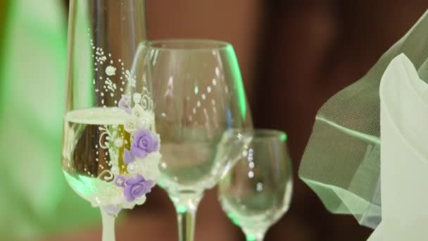 結婚式のメガネ。グラスにシャンパンをこぼします。お祝いアルコール。新郎新婦のメガネ。結婚式の散歩。お祝い日 — ストック動画