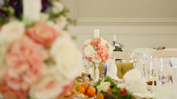 Meraviglioso bouquet da sposa su tavola — Video Stock