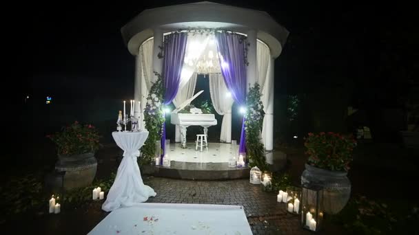 Decoración para una ceremonia de boda nocturna, muchas velas — Vídeo de stock