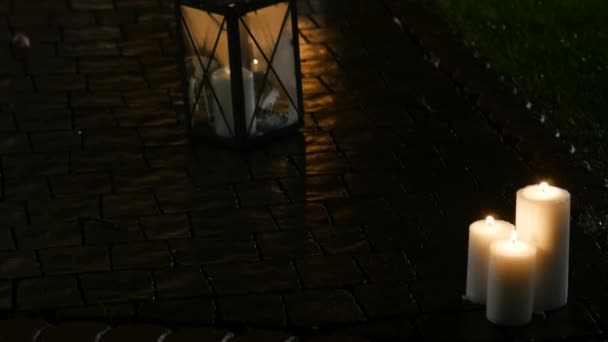 Huwelijksdecoratie in rustieke stijl. Kaarsen in glas vakken op de huwelijksceremonie buiten en flessen — Stockvideo