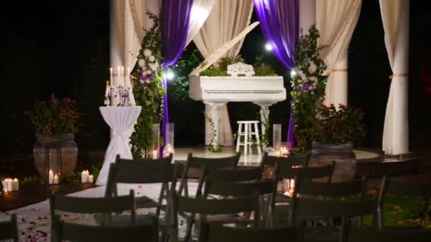 Decoración para una ceremonia de boda nocturna, muchas velas — Vídeo de stock