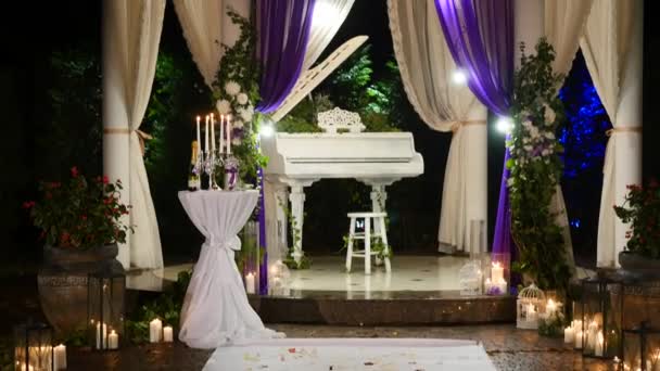 Dekoracja do wieczornej ceremonii ślubnej, mnóstwo świec — Wideo stockowe