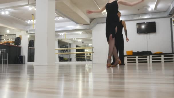 Pareja bailando en la sala de entrenamiento — Vídeos de Stock