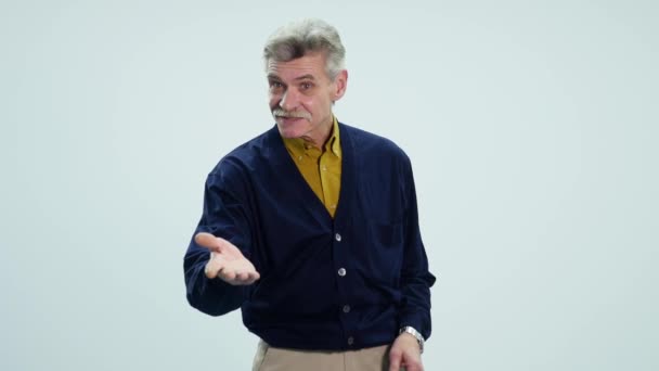 Un hombre mayor muestra diferentes emociones al hablar — Vídeo de stock