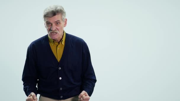 Beyaz zemin üzerine kızgın bir yaşlı adamın görünümü — Stok video