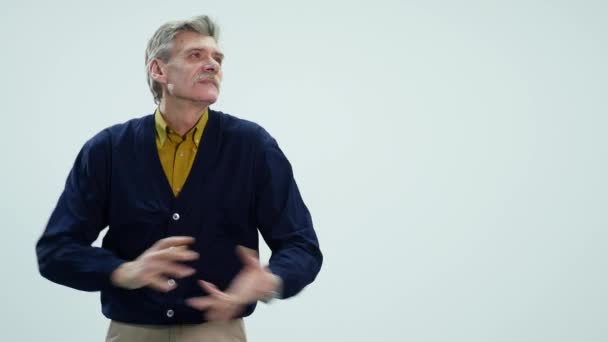 Gelukkig bejaarde man dansen op witte achtergrond — Stockvideo