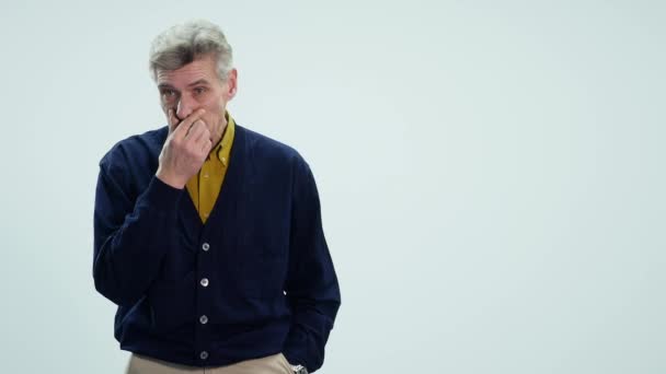En äldre man visar olika känslor när man talar — Stockvideo