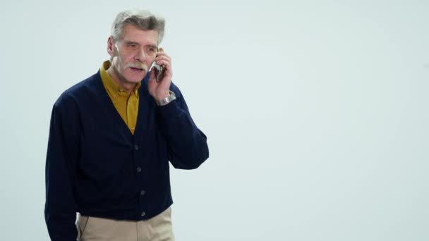 Starší muž mluví na mobilním telefonu — Stock video