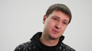 Genç adam yalvaran portresi