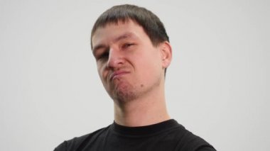 Yakışıklı adam gösteren farklı duygular. Yakın çekim.