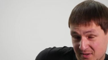 Yakışıklı adam gösteren farklı duygular. Yakın çekim.