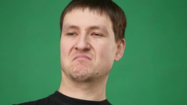 Yakışıklı adam gösteren farklı duygular. Yakın çekim.