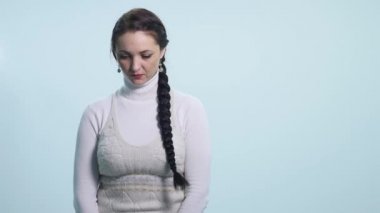 Utangaç genç kadın beyaz bir arka plan üzerinde