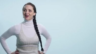 Genç şaşırmış ve şok genç kadın portresi