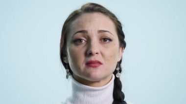 Beyaz arka plan üzerinde üzgün kadın cry