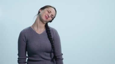 Genç kadın beyaz zemin üzerine sıkılmış