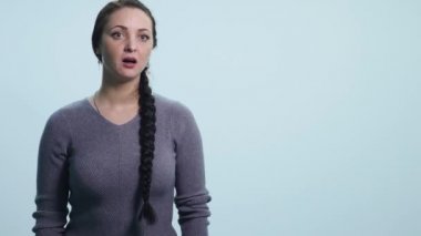 Çekinerek ve korkmuş kız portre, beyaz arka plan üzerinde Confused