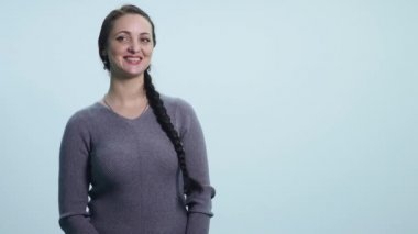 Güzel kız gülümseyerek ve Göz kırpmalar kameraya