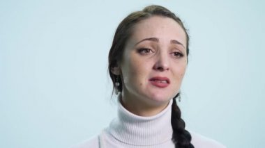 Beyaz arka plan üzerinde üzgün kadın cry