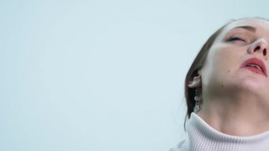 Genç kadın beyaz zemin üzerine sıkılmış