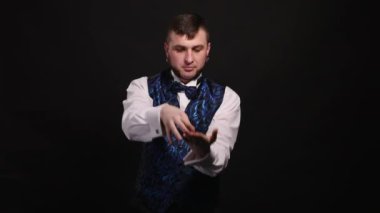 Sihirbaz bir numara siyah arka plan üzerine bir kaşık ile gösterir