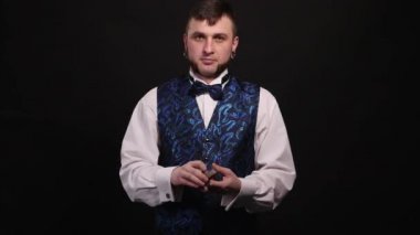 iskambil ile hile kumar, casino, poker kavram - adam gösterilen sihirli, kart hileler