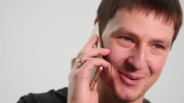 Щасливий чоловік розмовляє по телефону — стокове відео