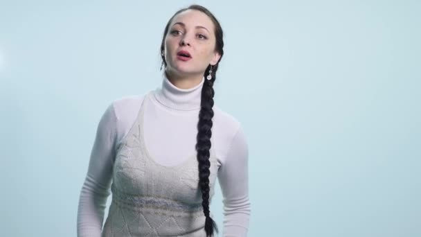 Young woman peeking on white isolated background — Stock Video