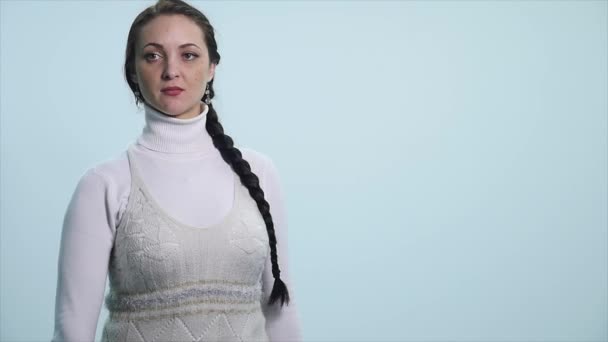Nahaufnahme einer jungen Frau mit Schlüssel auf weißem Hintergrund. Zeitlupe — Stockvideo