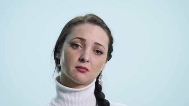 Νεαρή γυναίκα θλιβερή κραυγή σε λευκό φόντο — Αρχείο Βίντεο