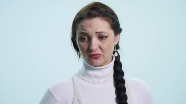 Jeune femme faisant ne sait pas signe sur fond blanc — Video