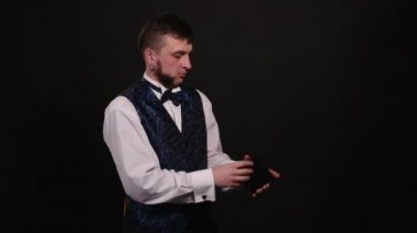 Sihirbaz yanan kadın çantası elinde tutan